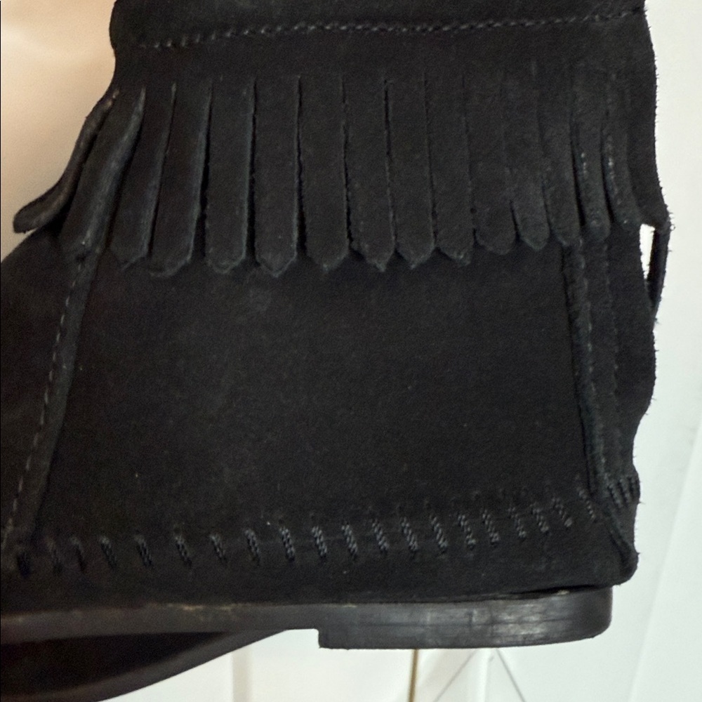 Minnetonka Black Suede leather Fringe Boots mukluks - 6 - Picture 7 of 7